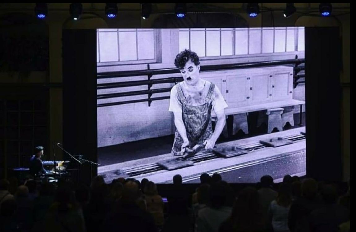 Cine-Concierto. Películas de los grandes del cine mudo (Chaplin, Keaton, Lloyd, etc) con piano en directo de César Latorre Music