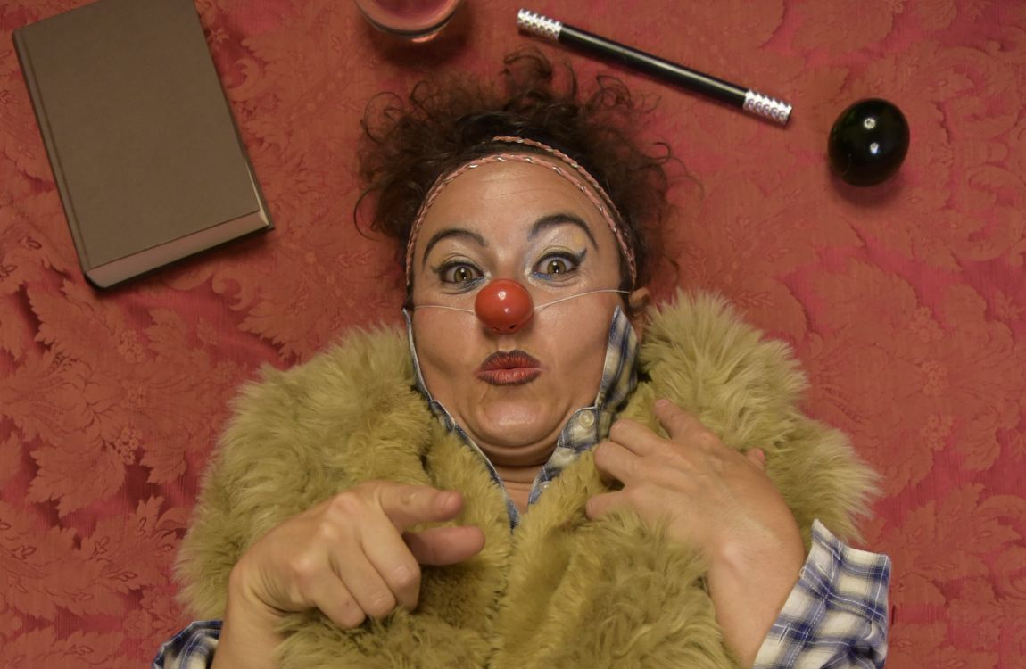 Minerflu, la bruja maga. Un cuentacuentos para morirse de risa de Hipnótica Circo Teatro